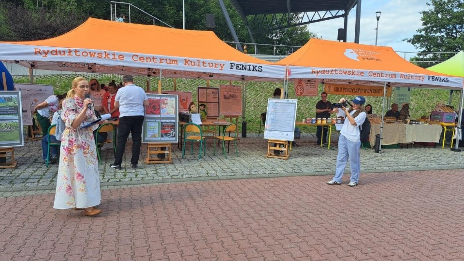 Zdjęcie w galerii na portalu naszwodzislaw.com: Szachowe emocje w Rydułtowach. Arcymistrz, symultana i 84 zawodników przy planszach wiadomości z regionu