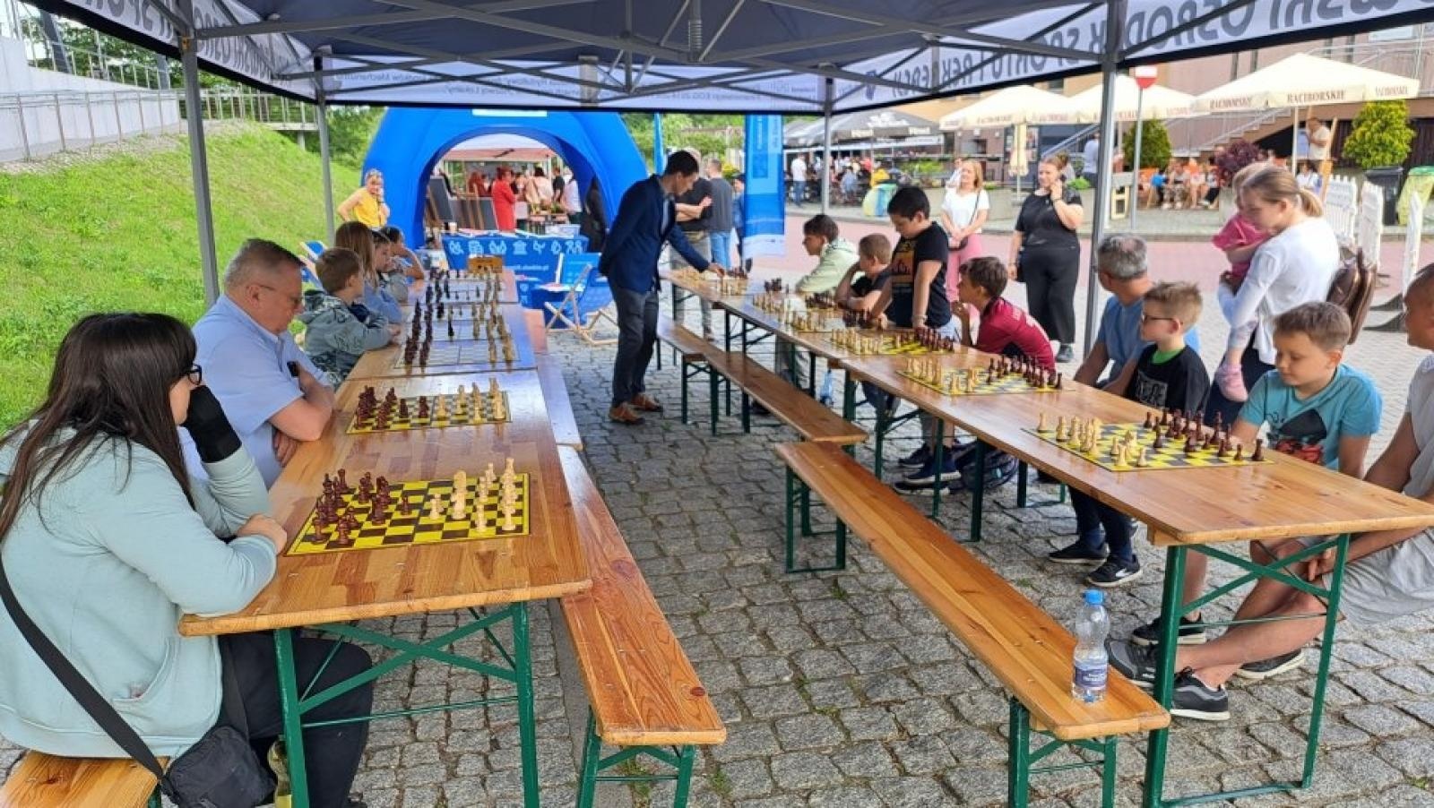 Zdjęcie w galerii na portalu naszwodzislaw.com: Szachowe emocje w Rydułtowach. Arcymistrz, symultana i 84 zawodników przy planszach wiadomości z regionu