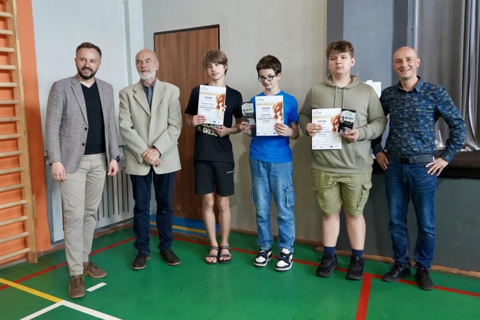 Zdjęcie w galerii na portalu naszwodzislaw.com: Szachowe emocje w Rydułtowach. Arcymistrz, symultana i 84 zawodników przy planszach wiadomości z regionu