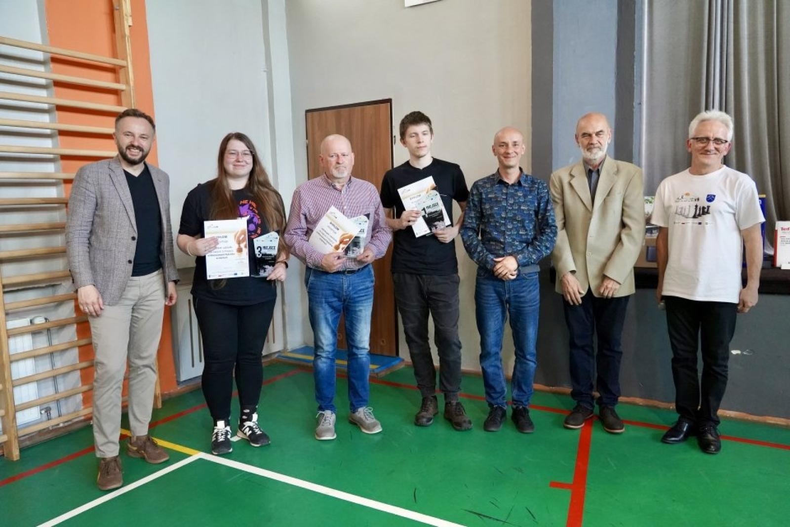Zdjęcie w galerii na portalu naszwodzislaw.com: Szachowe emocje w Rydułtowach. Arcymistrz, symultana i 84 zawodników przy planszach wiadomości z regionu
