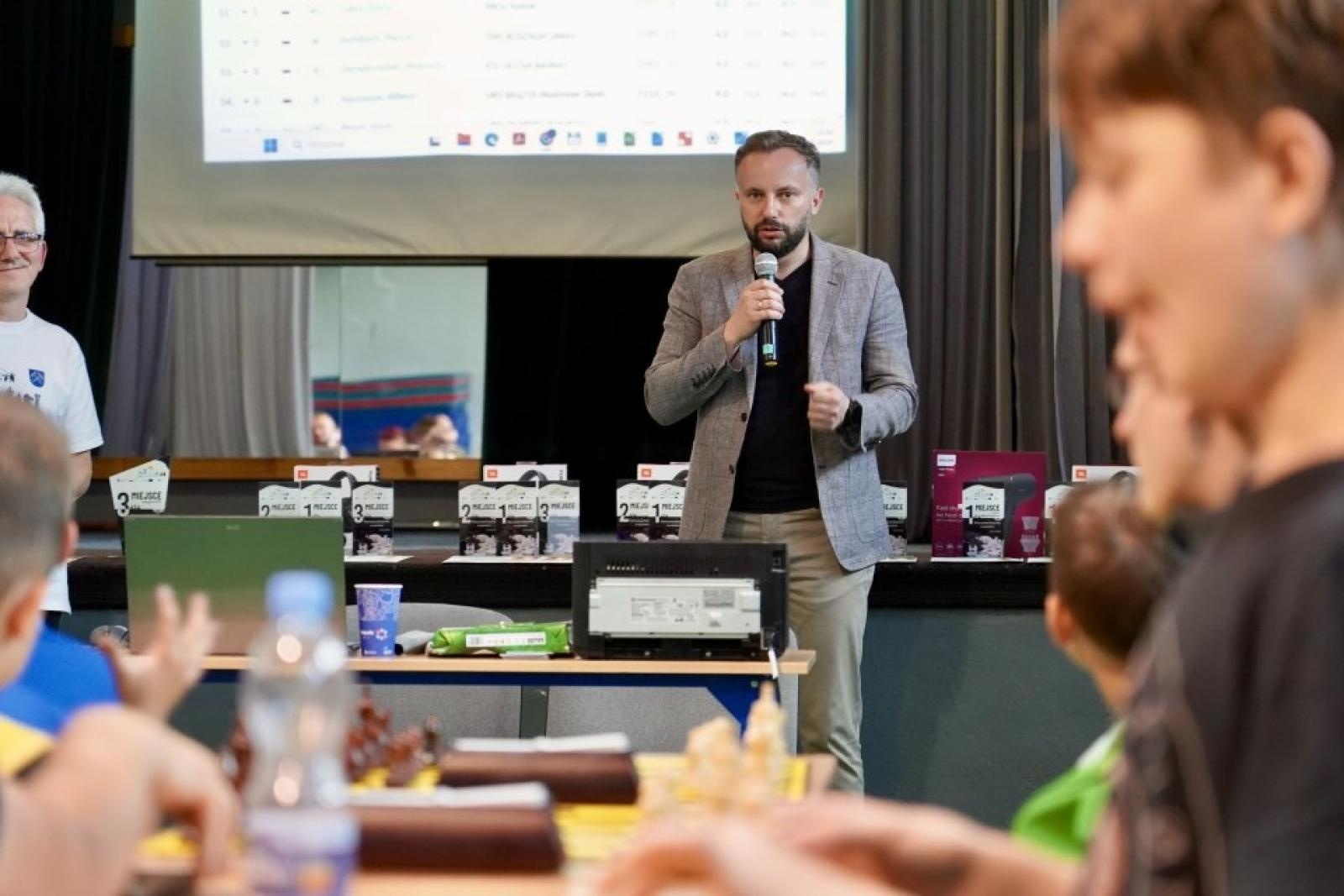 Zdjęcie w galerii na portalu naszwodzislaw.com: Szachowe emocje w Rydułtowach. Arcymistrz, symultana i 84 zawodników przy planszach wiadomości z regionu