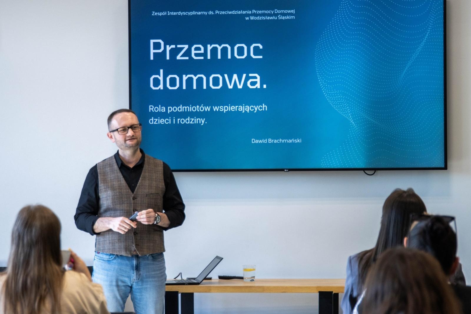 Zdjęcie w galerii na portalu naszwodzislaw.com: Szkoły na pierwszej linii walki z przemocą. Ważne szkolenia w Wodzisławiu Śląskim wiadomości z regionu