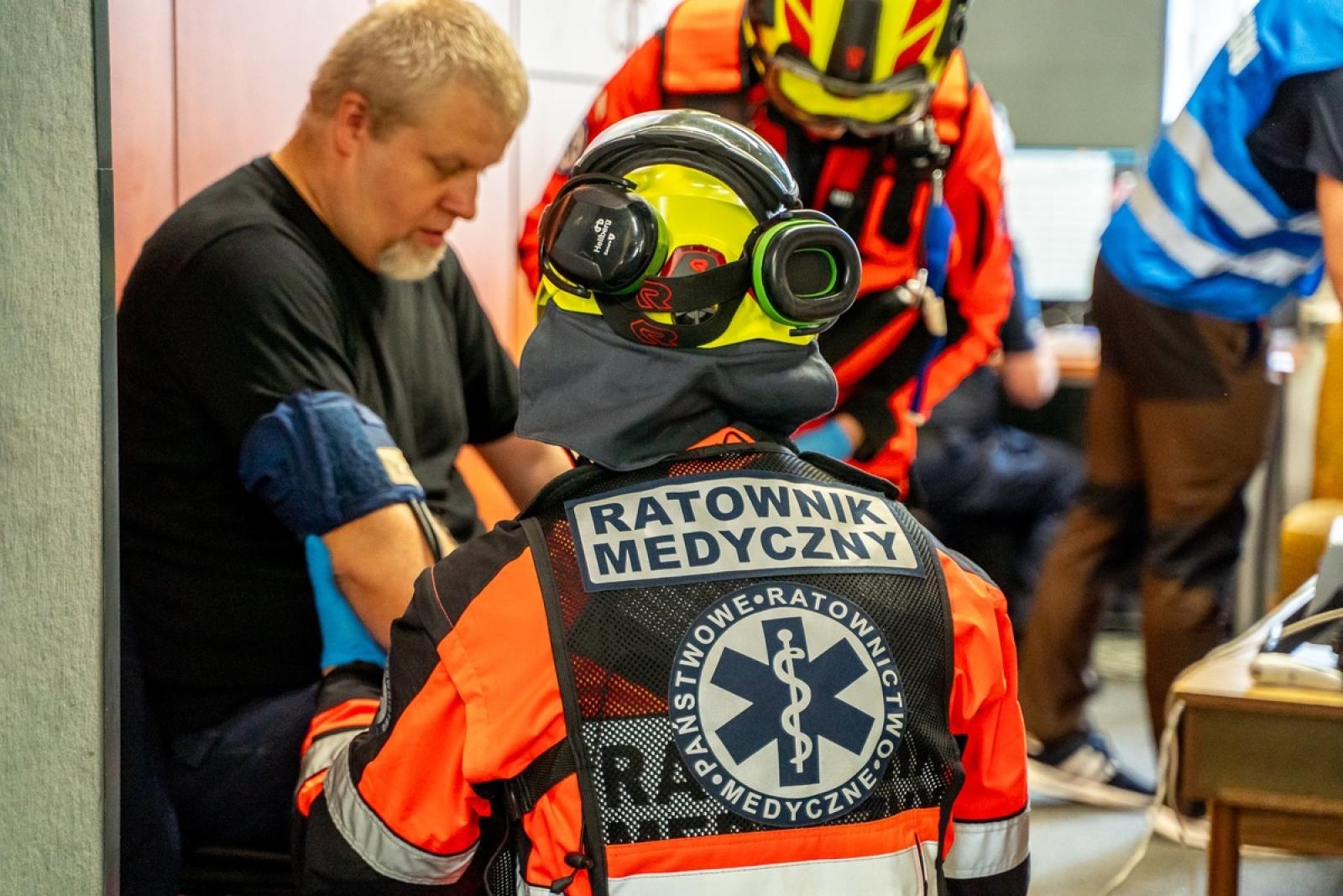 Zdjęcie w galerii na portalu naszwodzislaw.com: Coś tu nie gra. Nietypowa konkurencja zaskoczyła ratowników medycznych w Katowicach wiadomości z regionu