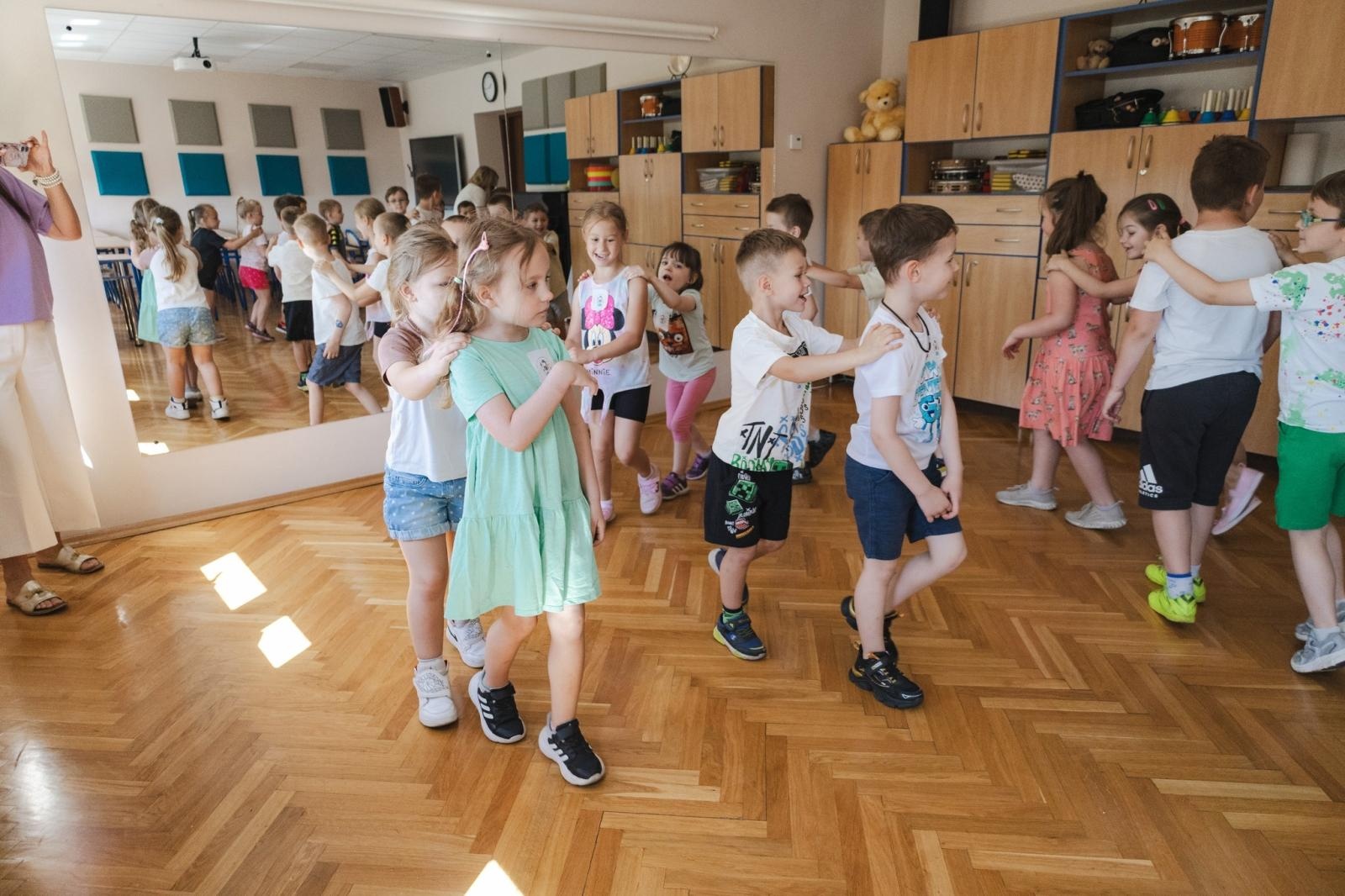 Zdjęcie w galerii na portalu naszwodzislaw.com: Bajkowa Misja Wodzisławskich Skrzatów 2026. Przedszkolaki odkrywają świat sztuki i zabawy wiadomości z regionu