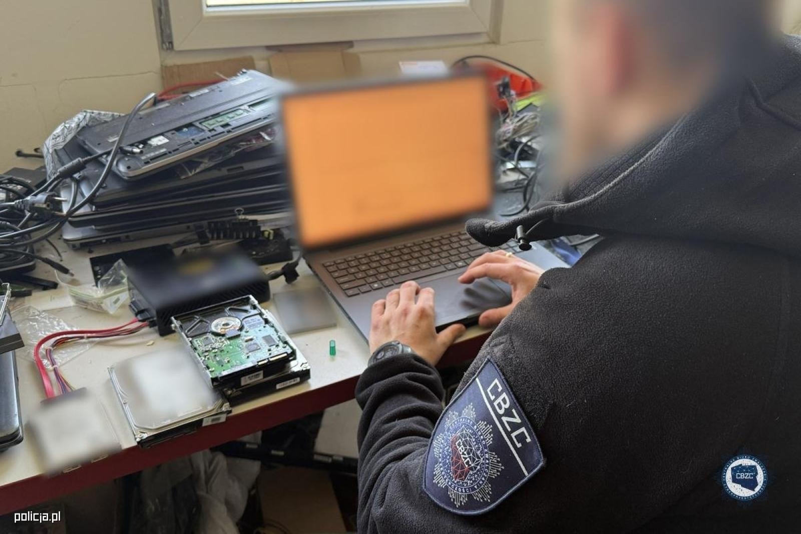 Zdjęcie w galerii na portalu naszwodzislaw.com: Operacja Hellfire. Policja rozbiła sieć przestępców wykorzystujących dzieci wiadomości z regionu