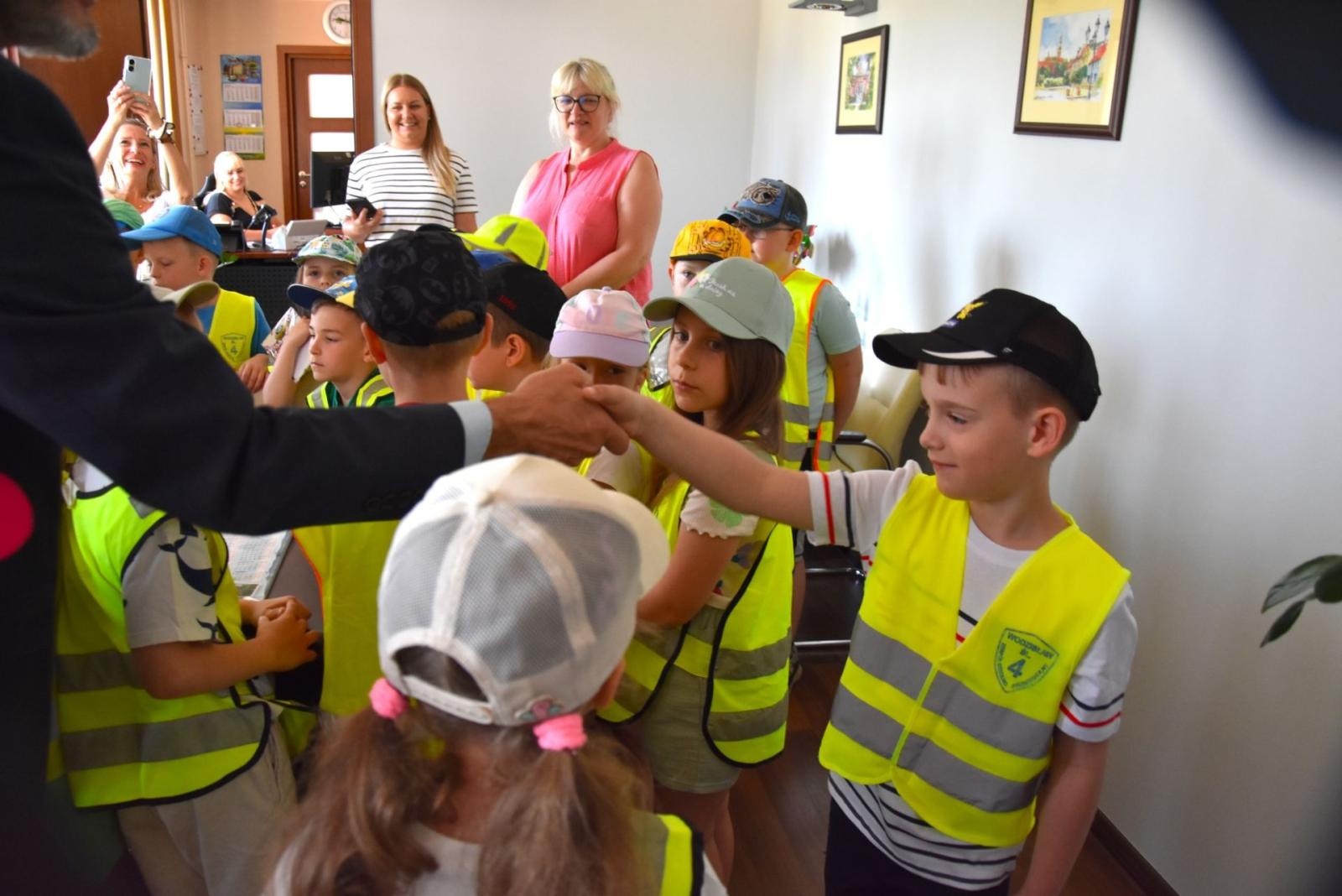 Zdjęcie w galerii na portalu naszwodzislaw.com: Jak działa samorząd? Przedszkolaki z Wodzisławia poznają urząd od środka wiadomości z regionu
