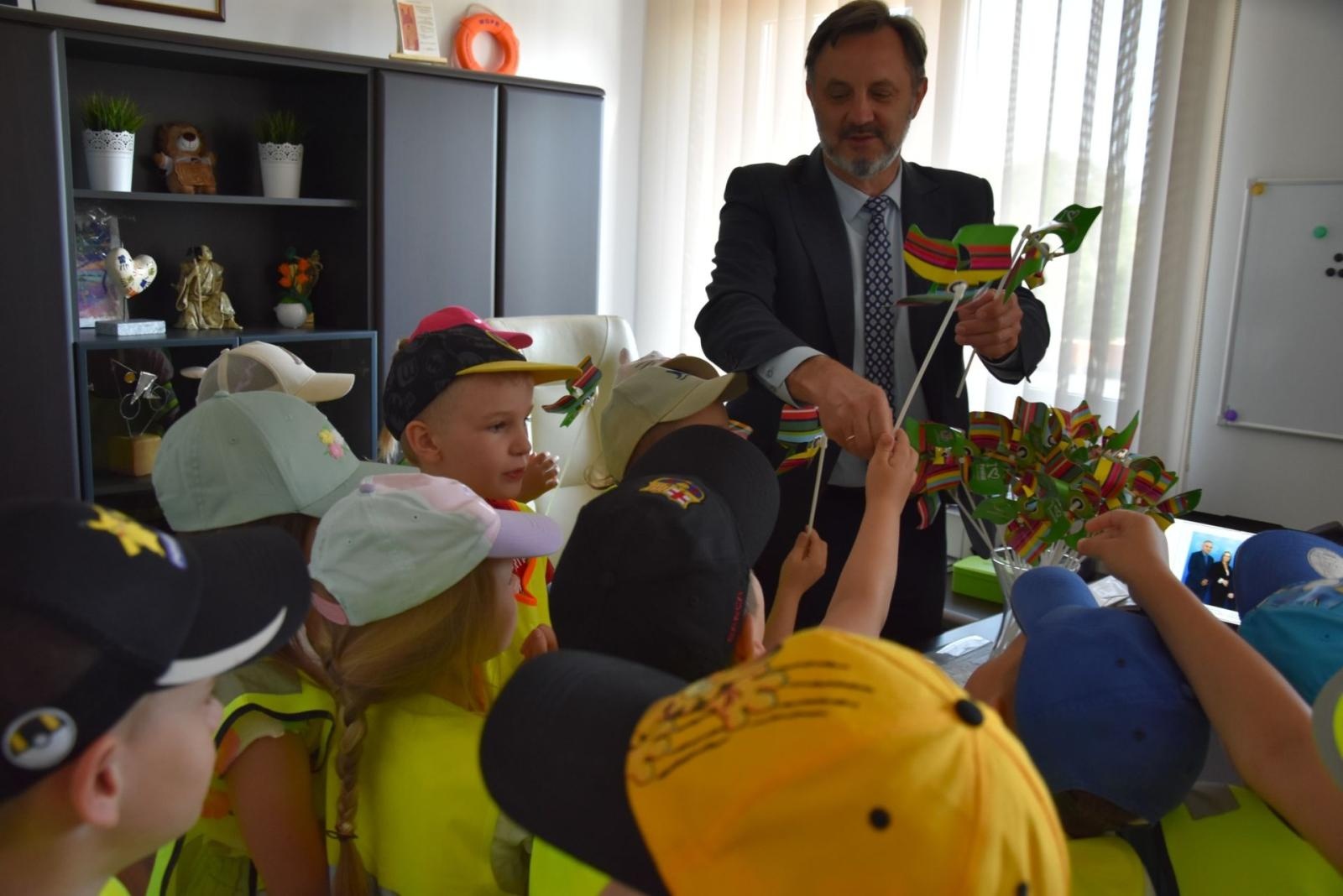 Zdjęcie w galerii na portalu naszwodzislaw.com: Jak działa samorząd? Przedszkolaki z Wodzisławia poznają urząd od środka wiadomości z regionu