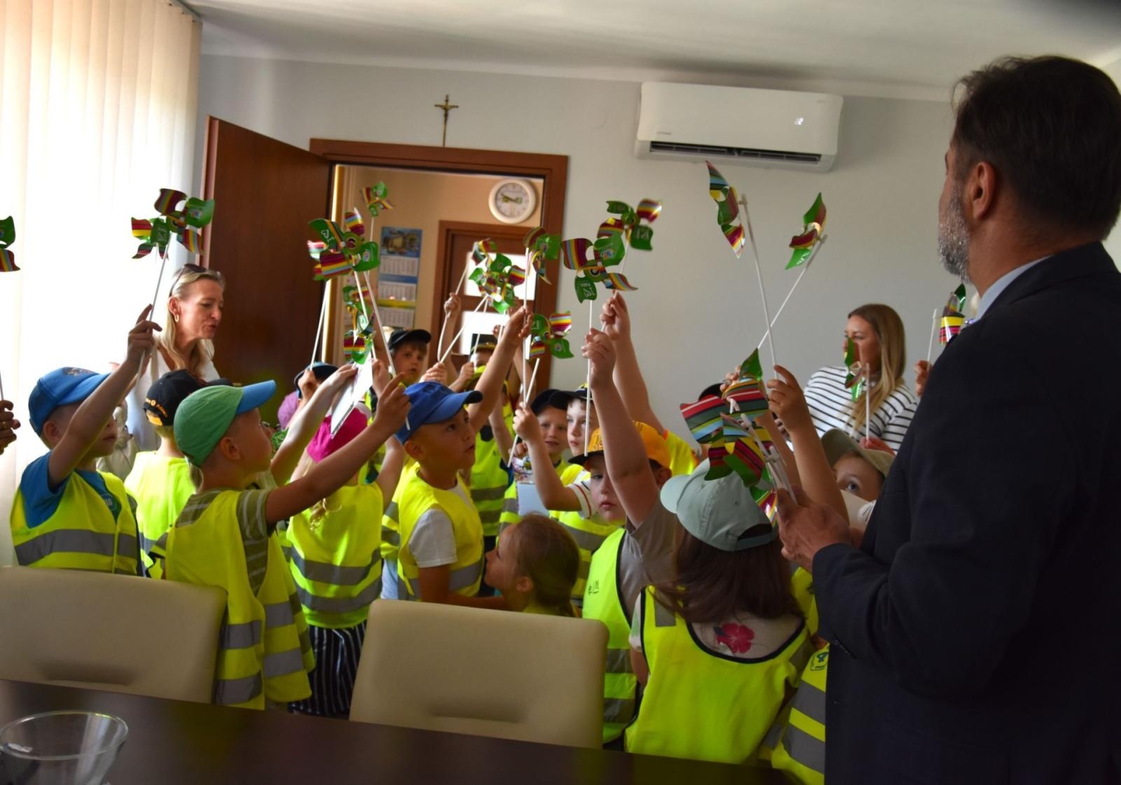 Zdjęcie w galerii na portalu naszwodzislaw.com: Jak działa samorząd? Przedszkolaki z Wodzisławia poznają urząd od środka wiadomości z regionu
