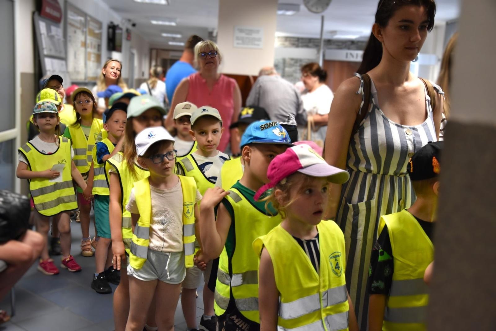 Zdjęcie w galerii na portalu naszwodzislaw.com: Jak działa samorząd? Przedszkolaki z Wodzisławia poznają urząd od środka wiadomości z regionu