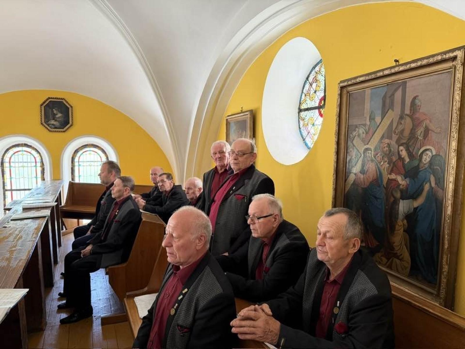 Zdjęcie w galerii na portalu naszwodzislaw.com: Chór Męski Echo w Starym Bohuminie. Muzyka i wspólnota podczas uroczystości Zesłania Ducha Świętego wiadomości z regionu