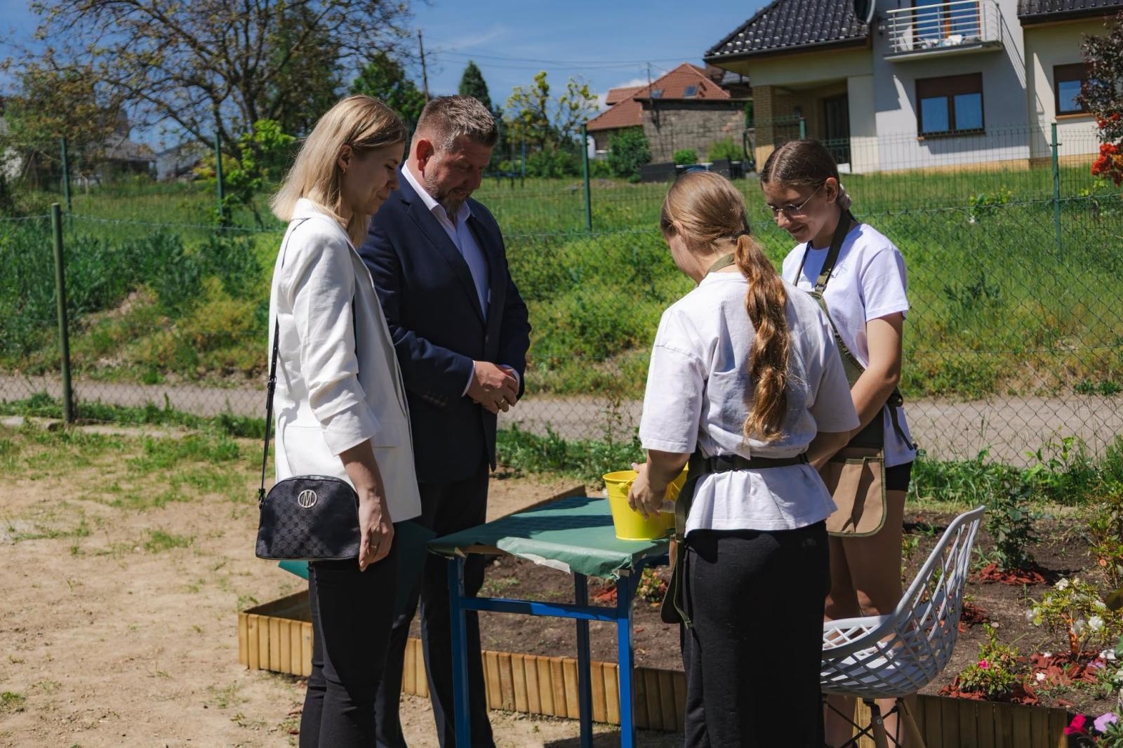 Zdjęcie w galerii na portalu naszwodzislaw.com: Ogród zmysłów w SP nr 9. Nowa ekopracownia pod chmurką już otwarta wiadomości z regionu