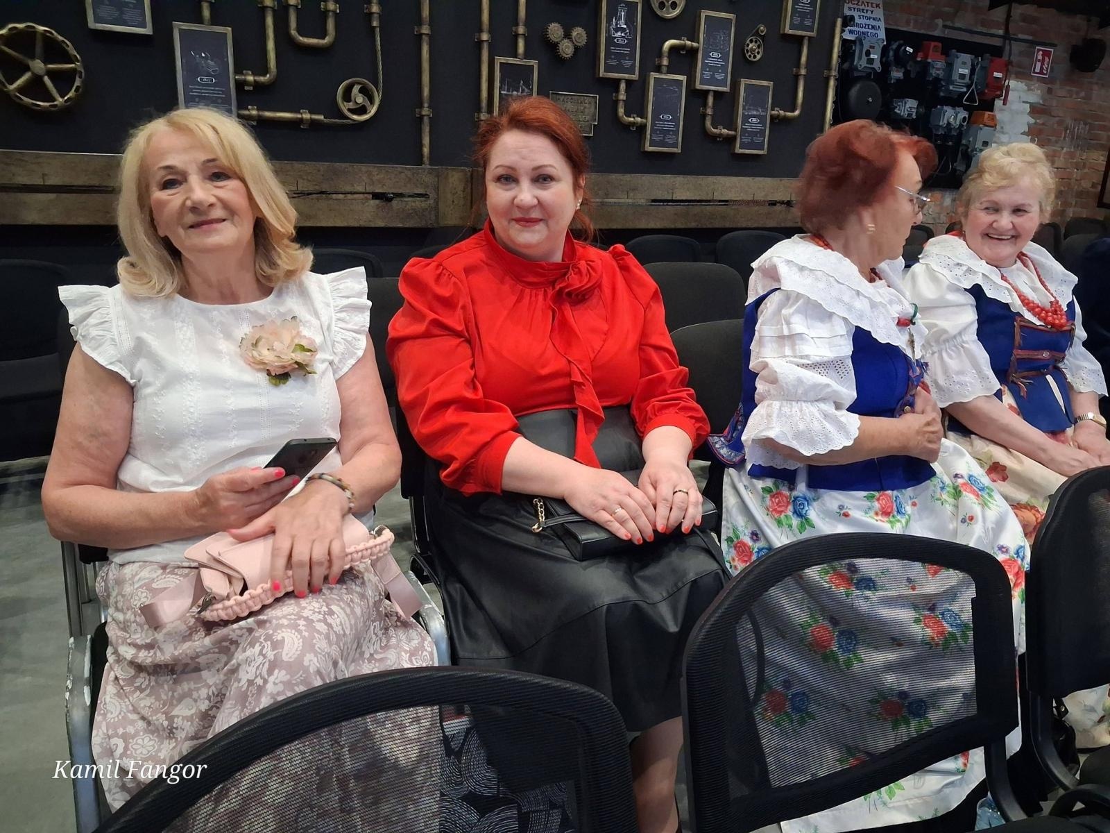 Zdjęcie w galerii na portalu naszwodzislaw.com: Śląska moda w Zabytkowej Kopalni Ignacy. Młodzież z Rydułtów zachwyciła publiczność wiadomości z regionu