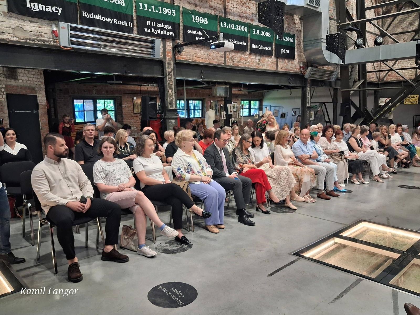 Zdjęcie w galerii na portalu naszwodzislaw.com: Śląska moda w Zabytkowej Kopalni Ignacy. Młodzież z Rydułtów zachwyciła publiczność wiadomości z regionu