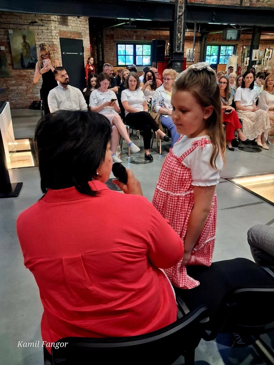 Zdjęcie w galerii na portalu naszwodzislaw.com: Śląska moda w Zabytkowej Kopalni Ignacy. Młodzież z Rydułtów zachwyciła publiczność wiadomości z regionu