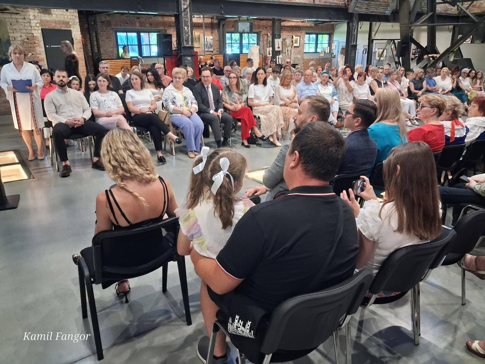 Zdjęcie w galerii na portalu naszwodzislaw.com: Śląska moda w Zabytkowej Kopalni Ignacy. Młodzież z Rydułtów zachwyciła publiczność wiadomości z regionu