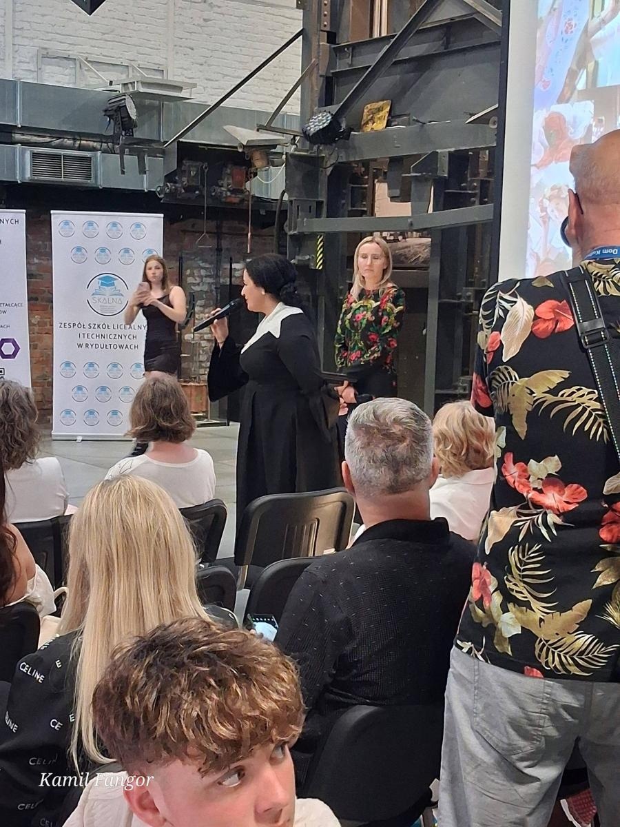 Zdjęcie w galerii na portalu naszwodzislaw.com: Śląska moda w Zabytkowej Kopalni Ignacy. Młodzież z Rydułtów zachwyciła publiczność wiadomości z regionu