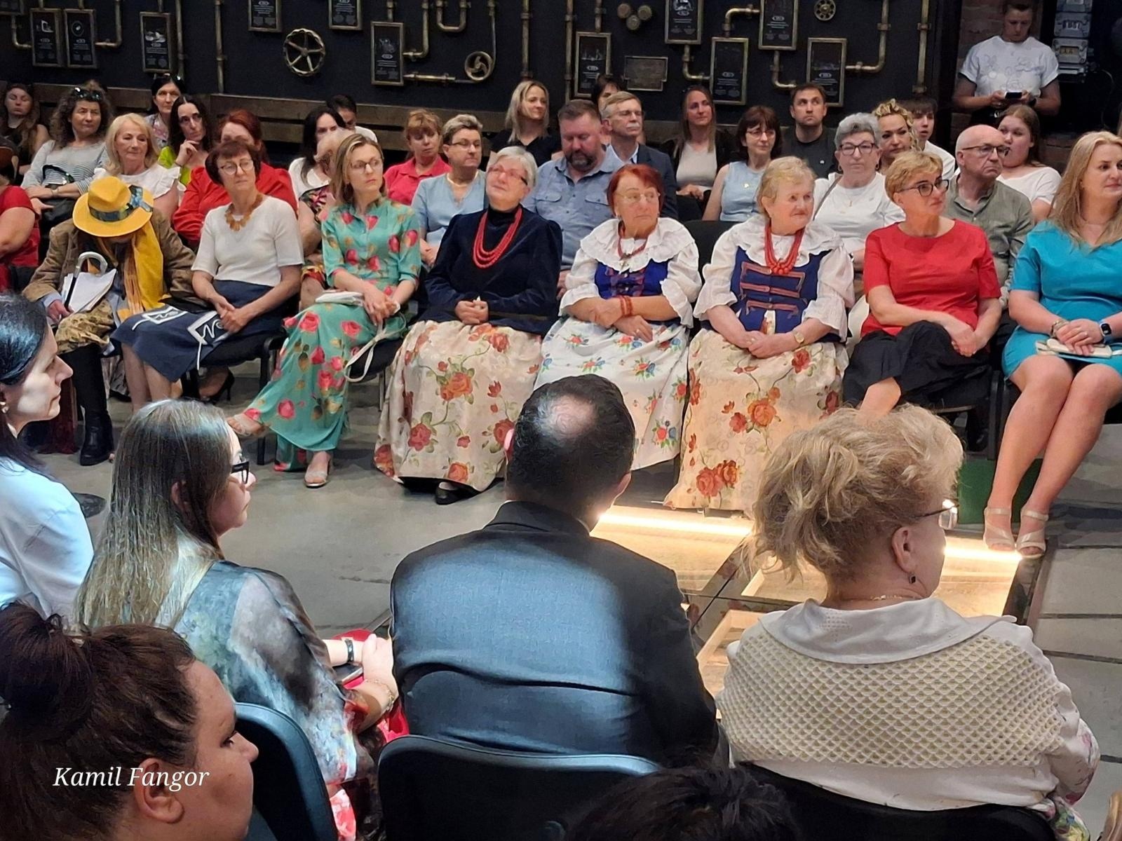 Zdjęcie w galerii na portalu naszwodzislaw.com: Śląska moda w Zabytkowej Kopalni Ignacy. Młodzież z Rydułtów zachwyciła publiczność wiadomości z regionu