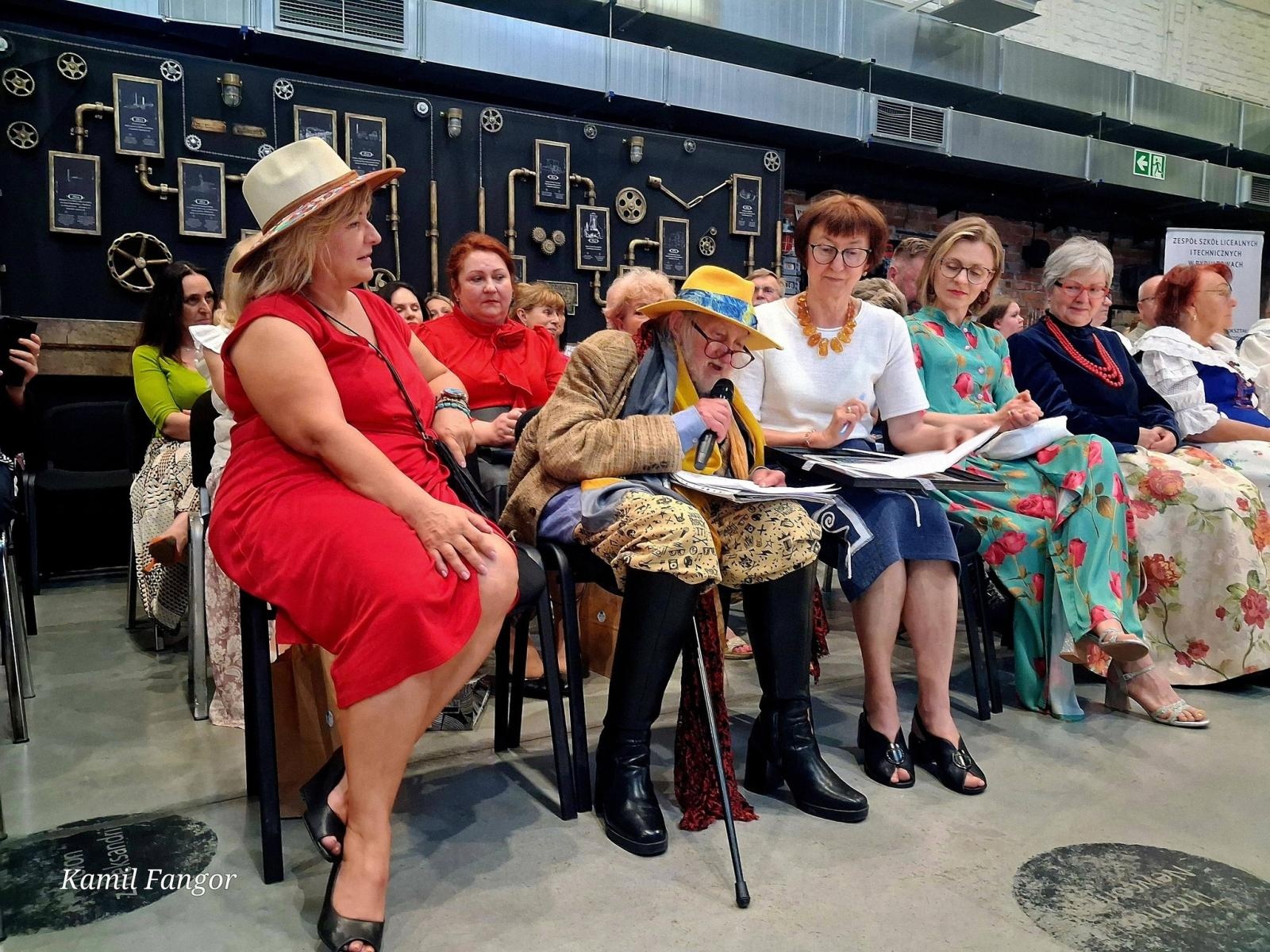 Zdjęcie w galerii na portalu naszwodzislaw.com: Śląska moda w Zabytkowej Kopalni Ignacy. Młodzież z Rydułtów zachwyciła publiczność wiadomości z regionu