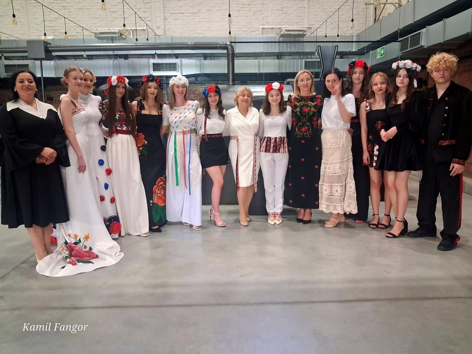 Zdjęcie w galerii na portalu naszwodzislaw.com: Śląska moda w Zabytkowej Kopalni Ignacy. Młodzież z Rydułtów zachwyciła publiczność wiadomości z regionu