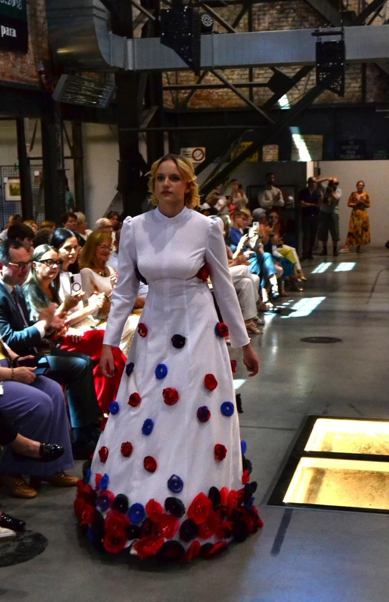 Zdjęcie w galerii na portalu naszwodzislaw.com: Śląska moda w Zabytkowej Kopalni Ignacy. Młodzież z Rydułtów zachwyciła publiczność wiadomości z regionu