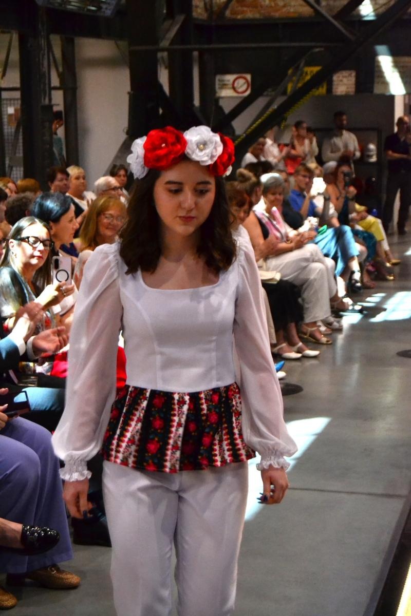Zdjęcie w galerii na portalu naszwodzislaw.com: Śląska moda w Zabytkowej Kopalni Ignacy. Młodzież z Rydułtów zachwyciła publiczność wiadomości z regionu