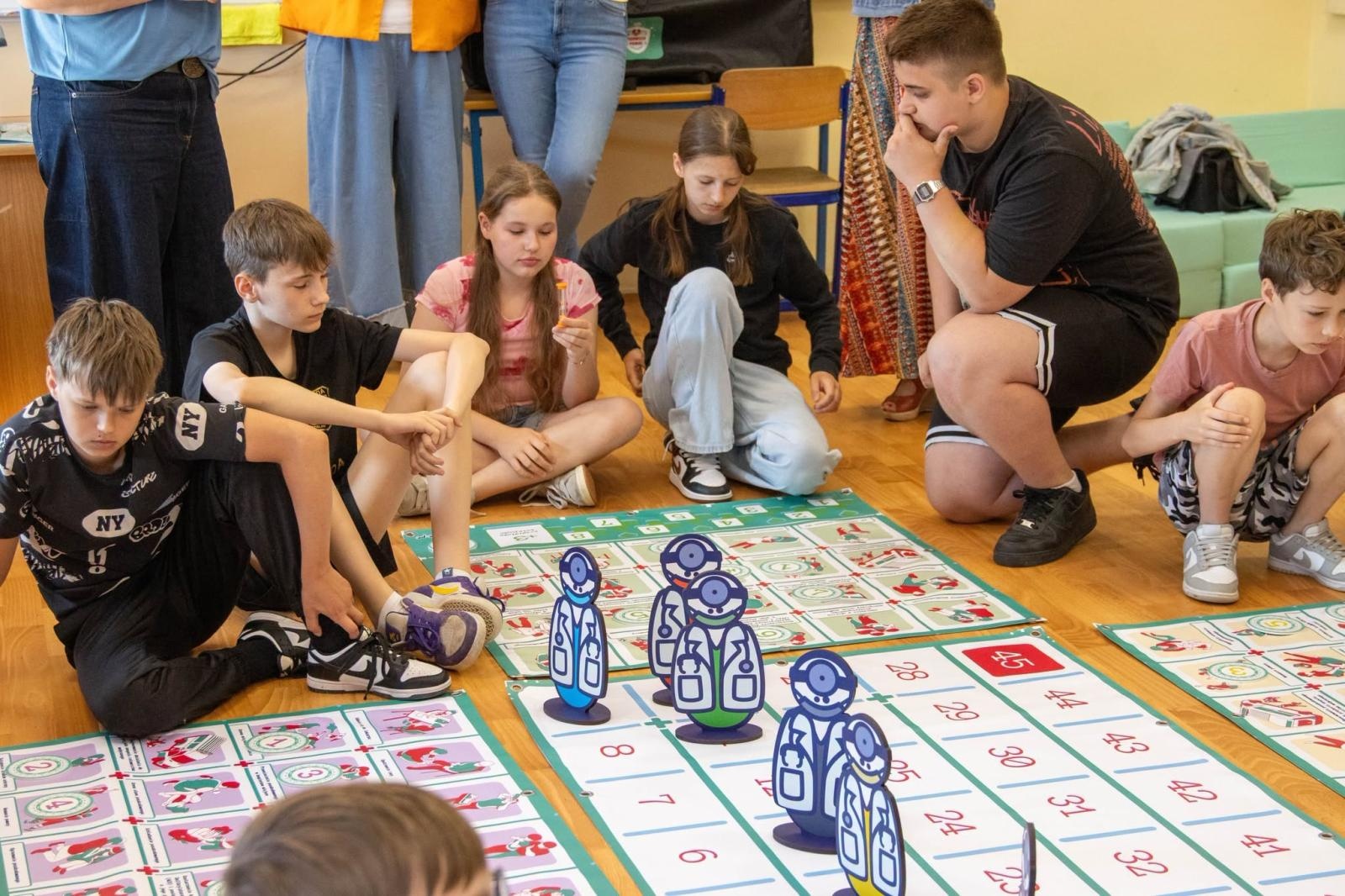 Zdjęcie w galerii na portalu naszwodzislaw.com: Wodzisław Śląski pionierem w Polsce. Nauka pierwszej pomocy przez grę planszową wiadomości z regionu