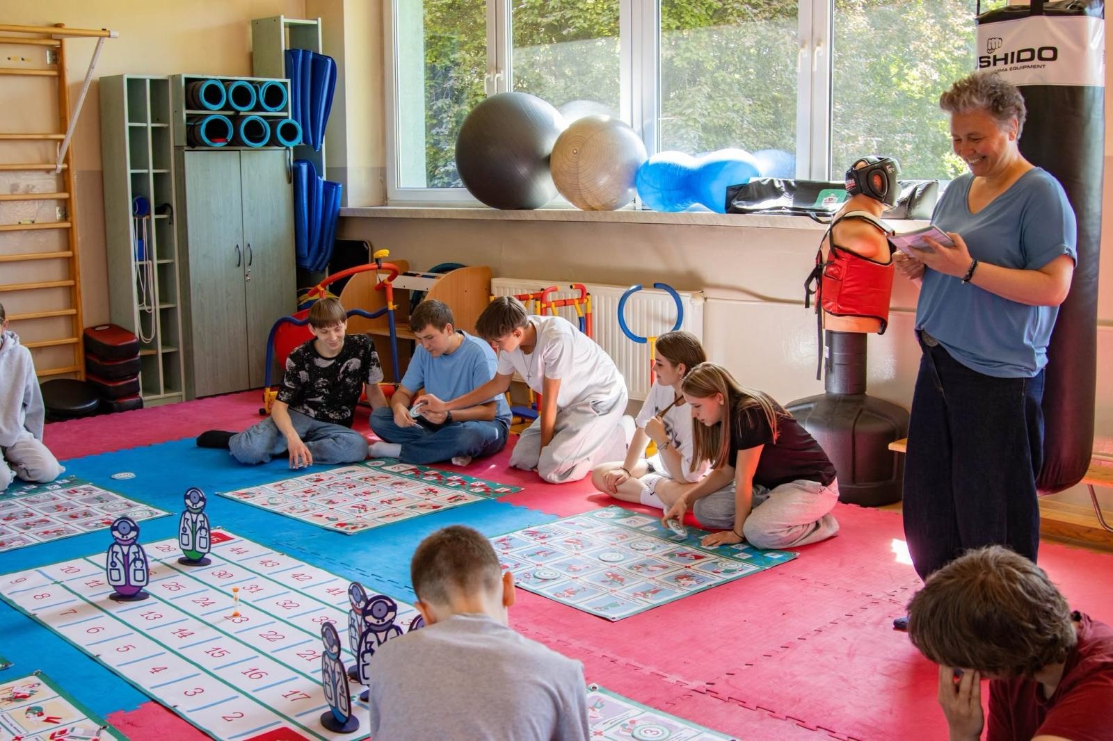 Zdjęcie w galerii na portalu naszwodzislaw.com: Wodzisław Śląski pionierem w Polsce. Nauka pierwszej pomocy przez grę planszową wiadomości z regionu