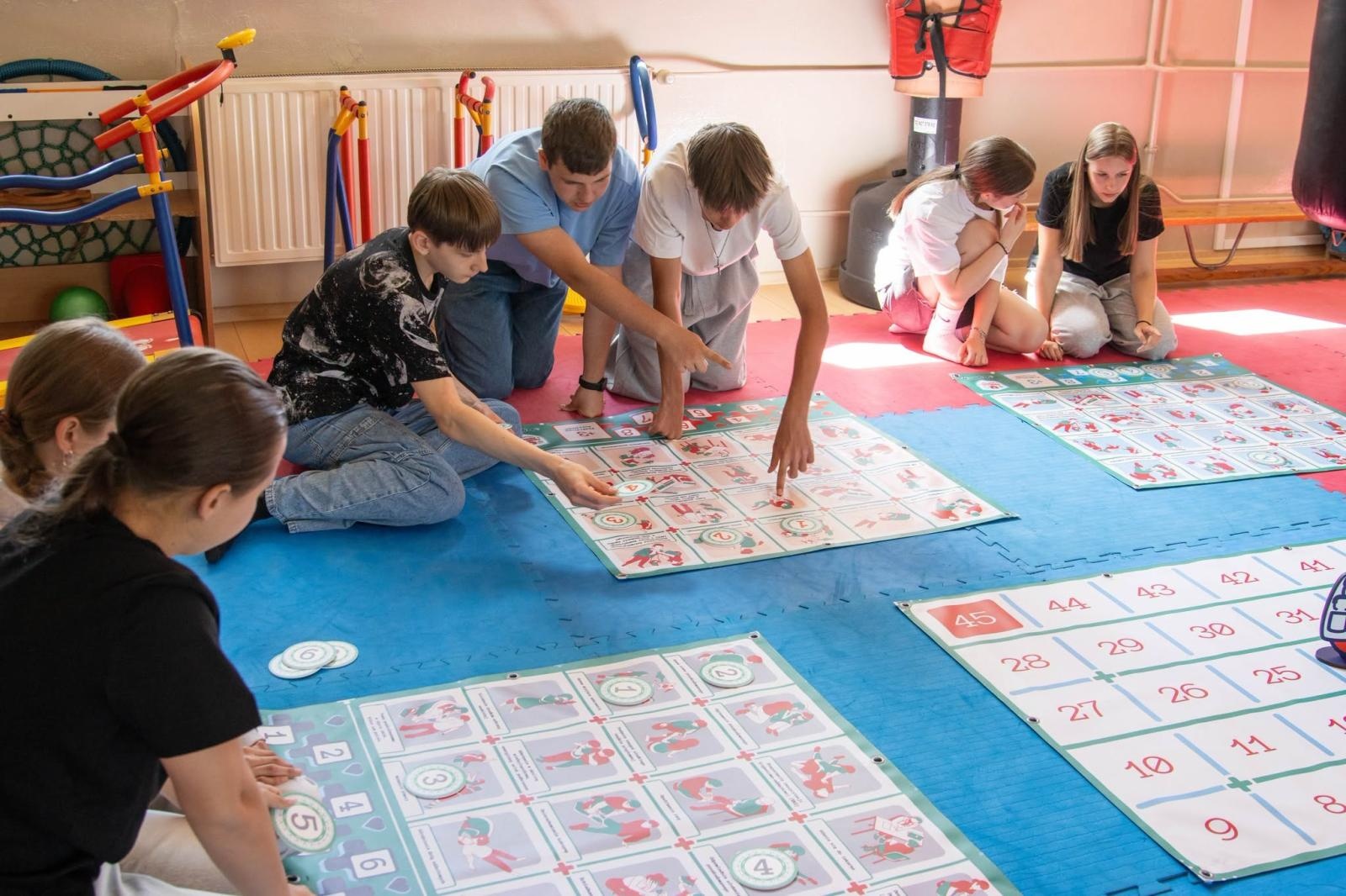 Zdjęcie w galerii na portalu naszwodzislaw.com: Wodzisław Śląski pionierem w Polsce. Nauka pierwszej pomocy przez grę planszową wiadomości z regionu