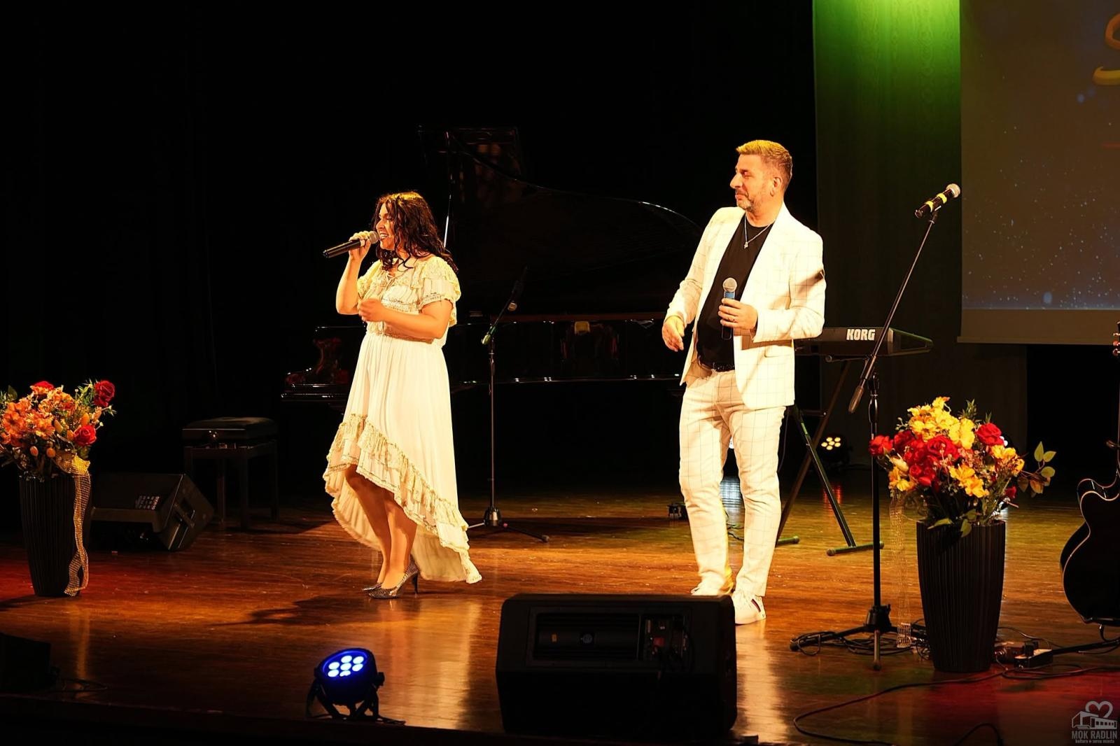 Zdjęcie w galerii na portalu naszwodzislaw.com: Szlagiery, śmiech i owacje na stojąco. Niezwykły wieczór z gwiazdami w Radlinie [FOTO] wiadomości z regionu