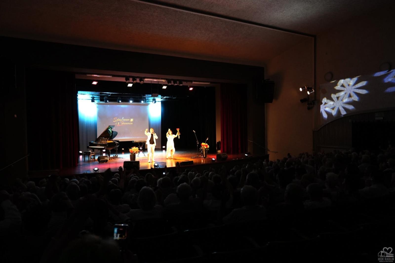 Zdjęcie w galerii na portalu naszwodzislaw.com: Szlagiery, śmiech i owacje na stojąco. Niezwykły wieczór z gwiazdami w Radlinie [FOTO] wiadomości z regionu