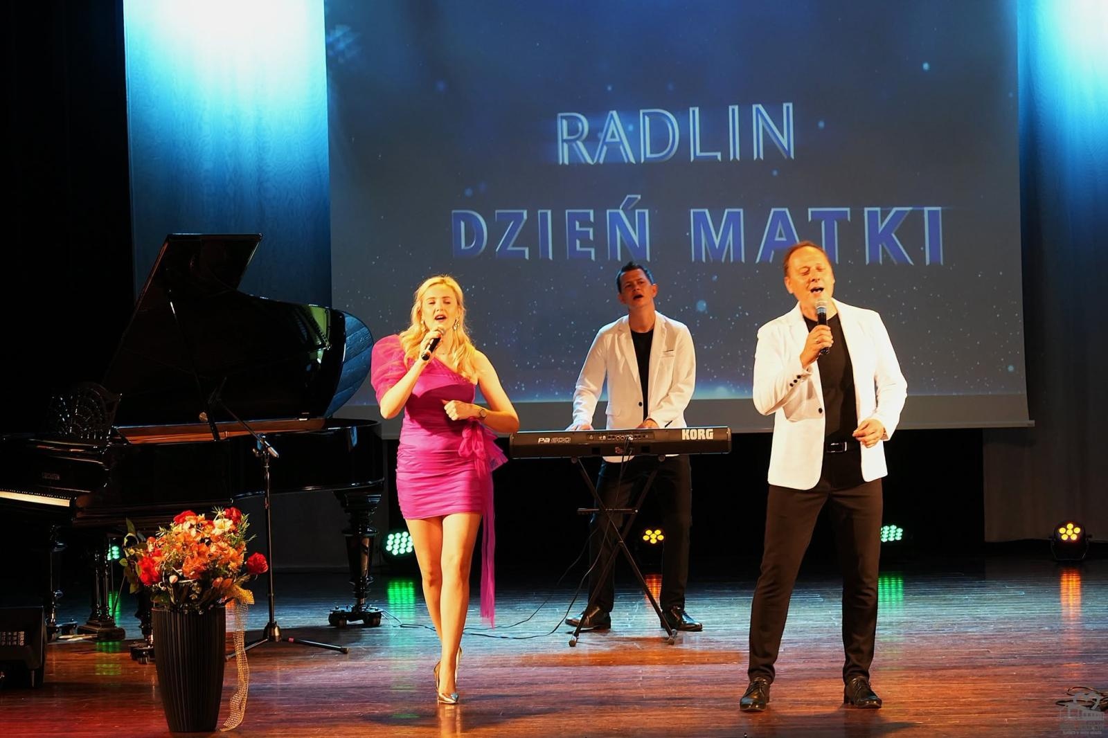 Zdjęcie w galerii na portalu naszwodzislaw.com: Szlagiery, śmiech i owacje na stojąco. Niezwykły wieczór z gwiazdami w Radlinie [FOTO] wiadomości z regionu