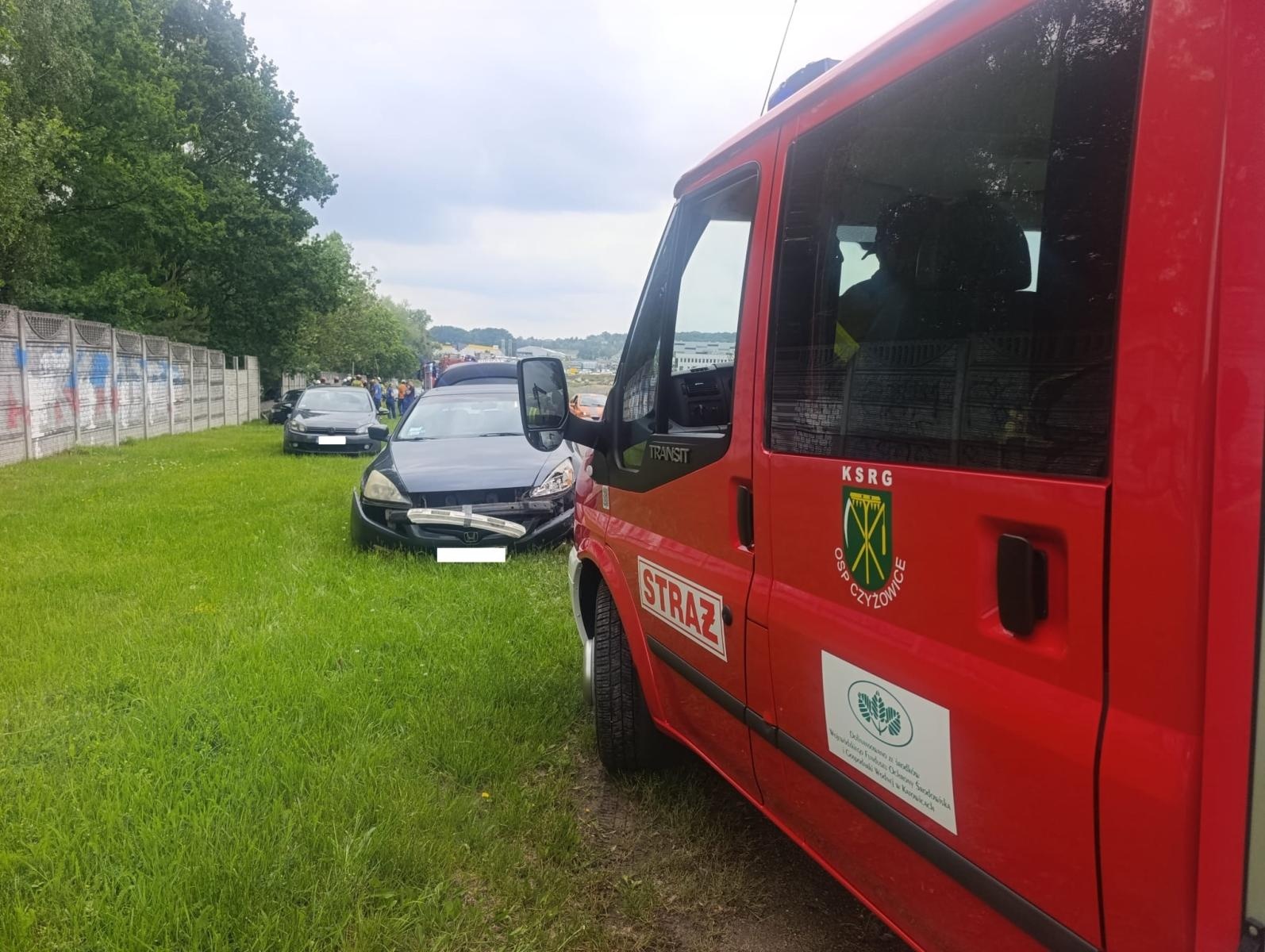 Zdjęcie w galerii na portalu naszwodzislaw.com: Wodzisław Śląski: Trzy samochody rozbite po zderzeniu przy Eko-Oknach wiadomości z regionu