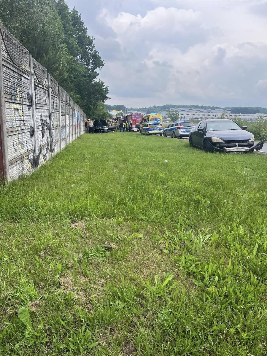 Zdjęcie w galerii na portalu naszwodzislaw.com: Wodzisław Śląski: Trzy samochody rozbite po zderzeniu przy Eko-Oknach wiadomości z regionu