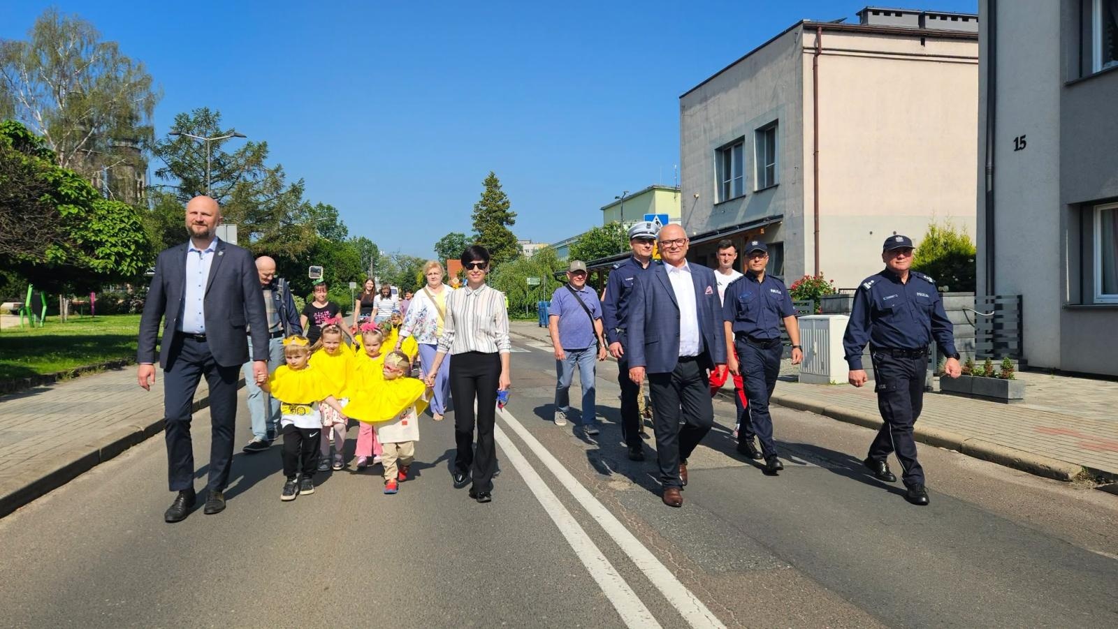 Zdjęcie w galerii na portalu naszwodzislaw.com: Płonący olej, psy policyjne i sprzęt ratowniczy. Piknik Bezpieczeństwa zachwycił Radlin [FOTO] wiadomości z regionu