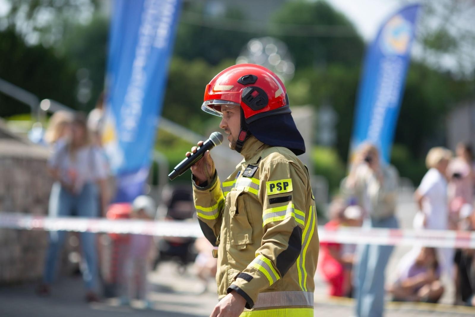 Zdjęcie w galerii na portalu naszwodzislaw.com: Płonący olej, psy policyjne i sprzęt ratowniczy. Piknik Bezpieczeństwa zachwycił Radlin [FOTO] wiadomości z regionu
