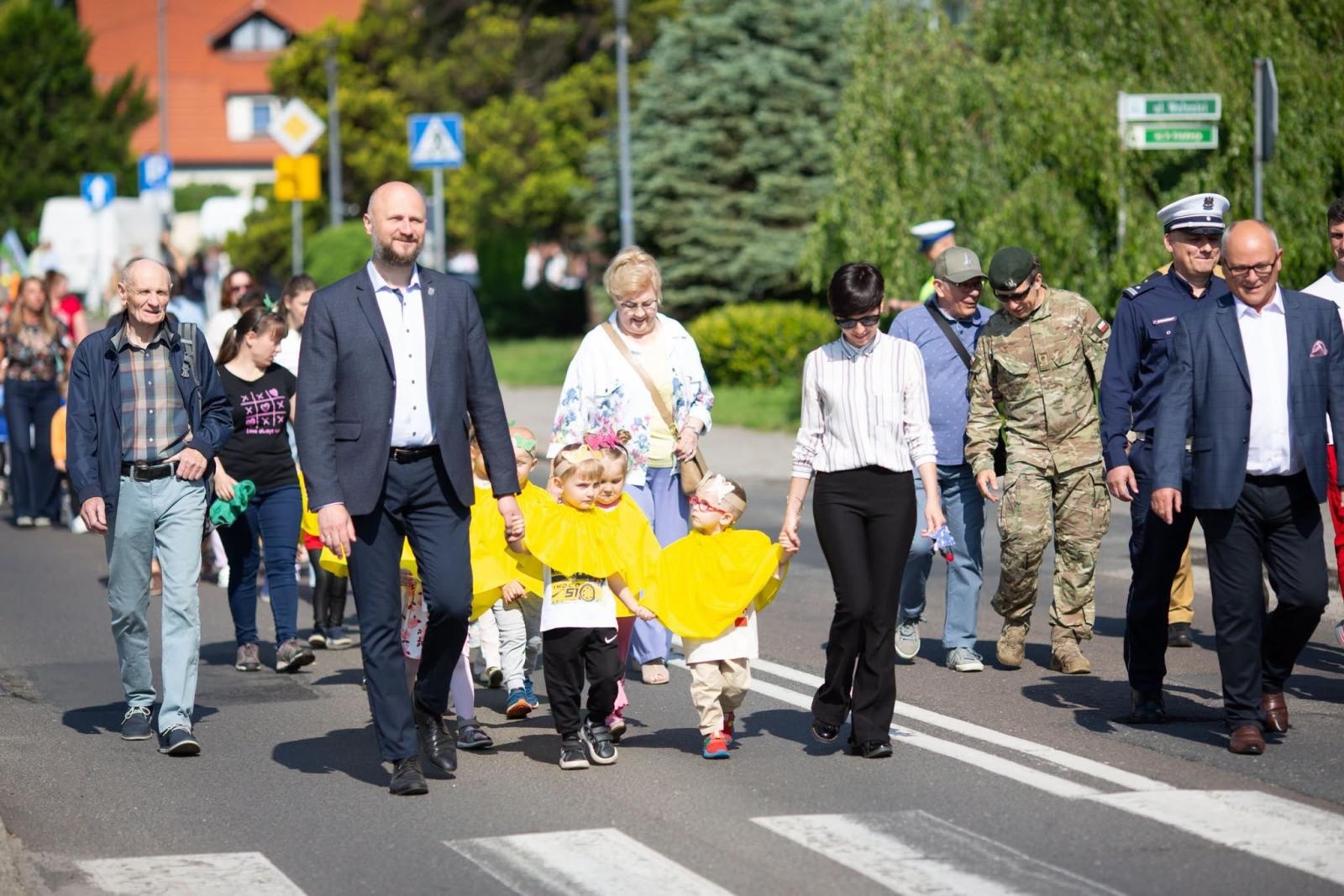 Zdjęcie w galerii na portalu naszwodzislaw.com: Płonący olej, psy policyjne i sprzęt ratowniczy. Piknik Bezpieczeństwa zachwycił Radlin [FOTO] wiadomości z regionu