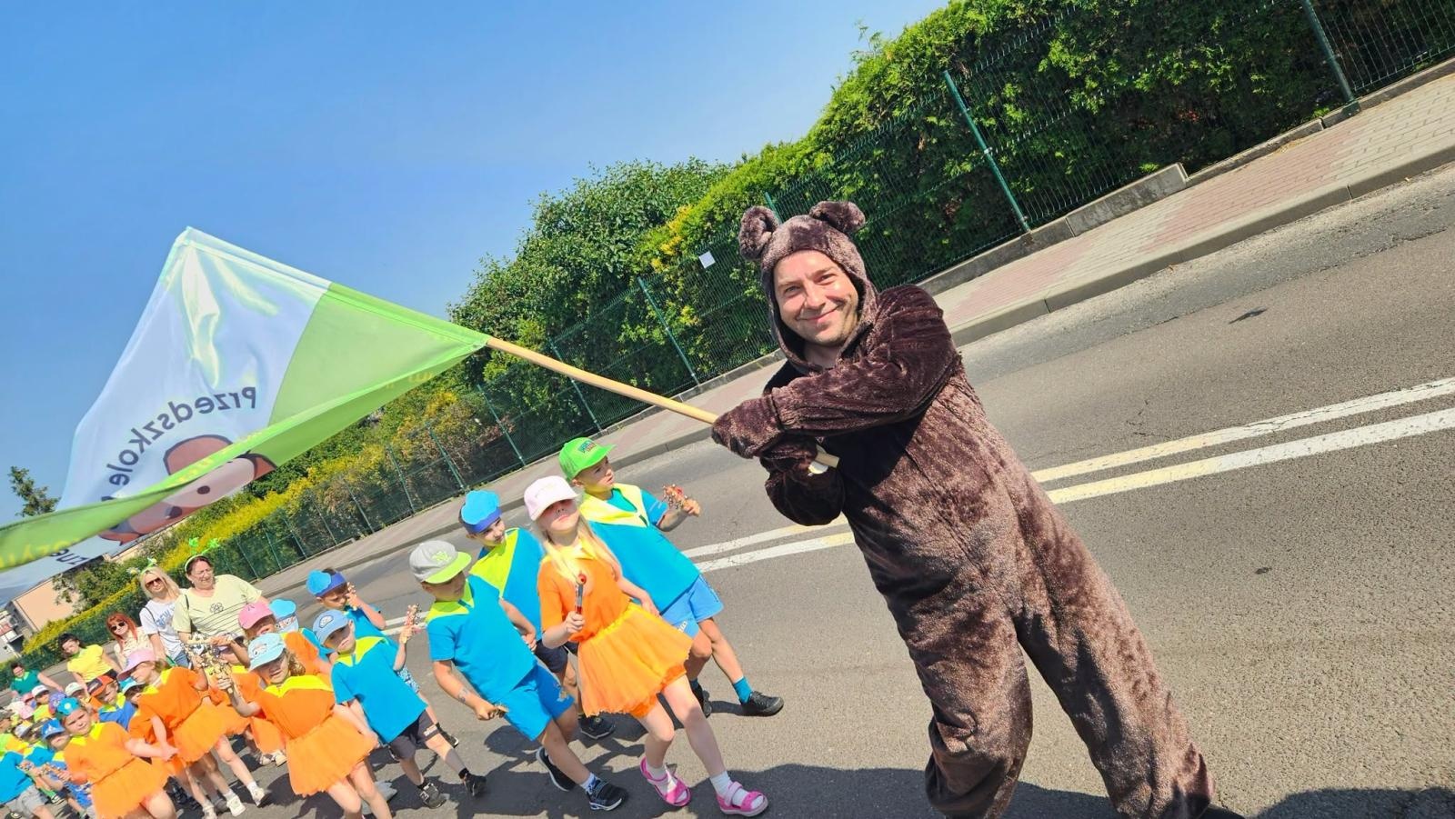 Zdjęcie w galerii na portalu naszwodzislaw.com: Płonący olej, psy policyjne i sprzęt ratowniczy. Piknik Bezpieczeństwa zachwycił Radlin [FOTO] wiadomości z regionu