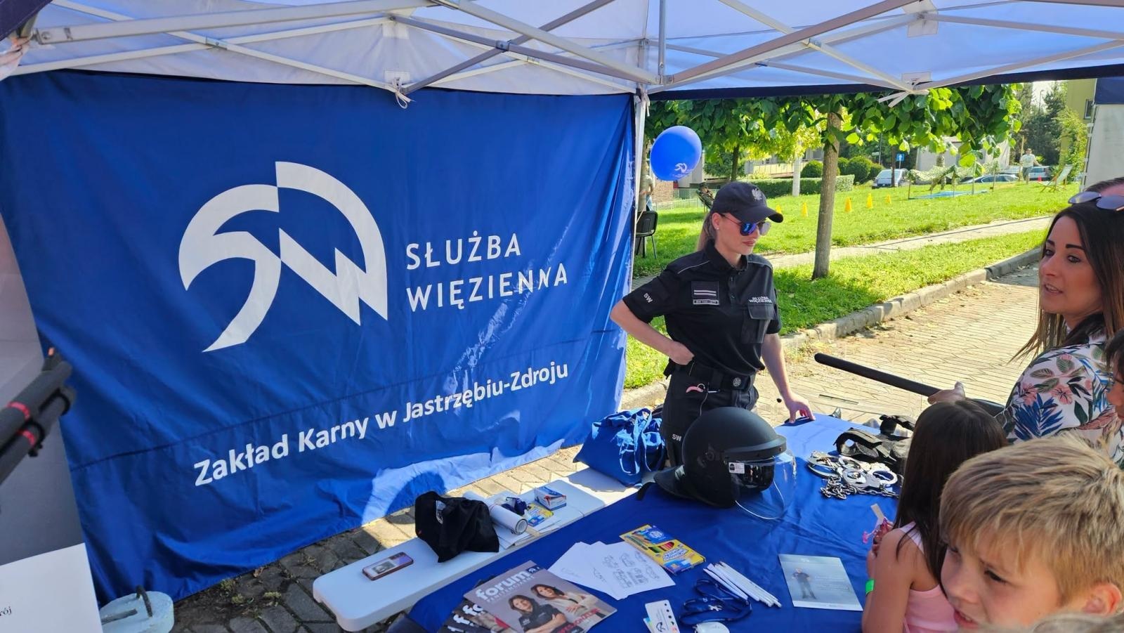 Zdjęcie w galerii na portalu naszwodzislaw.com: Płonący olej, psy policyjne i sprzęt ratowniczy. Piknik Bezpieczeństwa zachwycił Radlin [FOTO] wiadomości z regionu