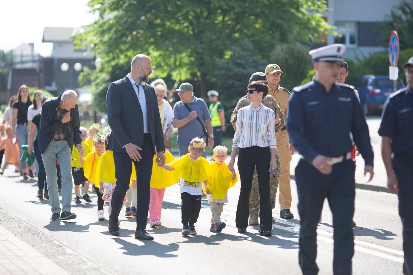 Zdjęcie w galerii na portalu naszwodzislaw.com: Płonący olej, psy policyjne i sprzęt ratowniczy. Piknik Bezpieczeństwa zachwycił Radlin [FOTO] wiadomości z regionu