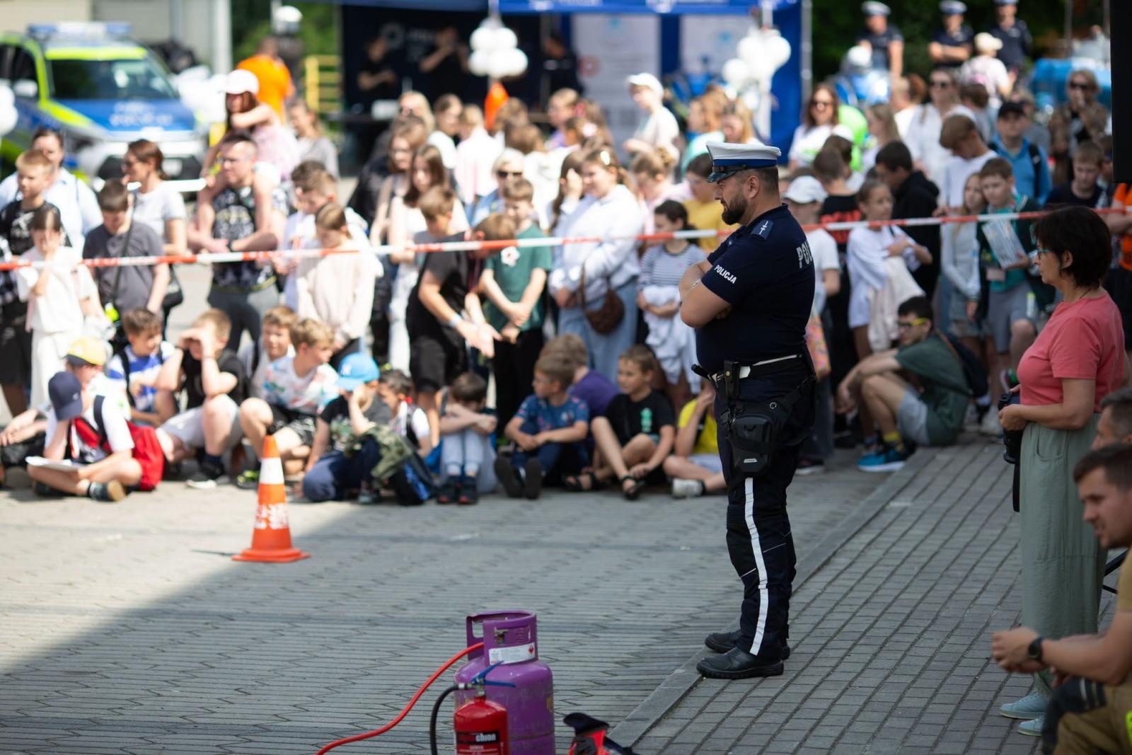 Zdjęcie w galerii na portalu naszwodzislaw.com: Płonący olej, psy policyjne i sprzęt ratowniczy. Piknik Bezpieczeństwa zachwycił Radlin [FOTO] wiadomości z regionu