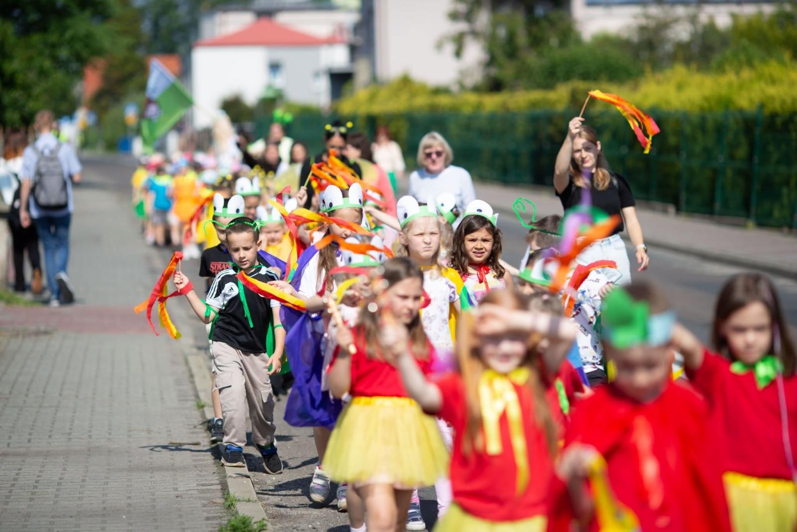 Zdjęcie w galerii na portalu naszwodzislaw.com: Płonący olej, psy policyjne i sprzęt ratowniczy. Piknik Bezpieczeństwa zachwycił Radlin [FOTO] wiadomości z regionu