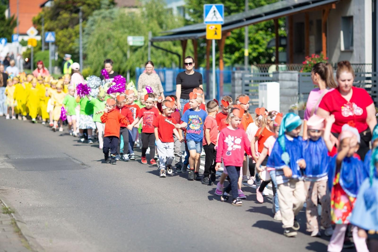 Zdjęcie w galerii na portalu naszwodzislaw.com: Płonący olej, psy policyjne i sprzęt ratowniczy. Piknik Bezpieczeństwa zachwycił Radlin [FOTO] wiadomości z regionu