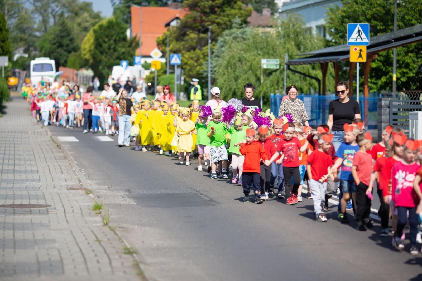 Zdjęcie w galerii na portalu naszwodzislaw.com: Płonący olej, psy policyjne i sprzęt ratowniczy. Piknik Bezpieczeństwa zachwycił Radlin [FOTO] wiadomości z regionu