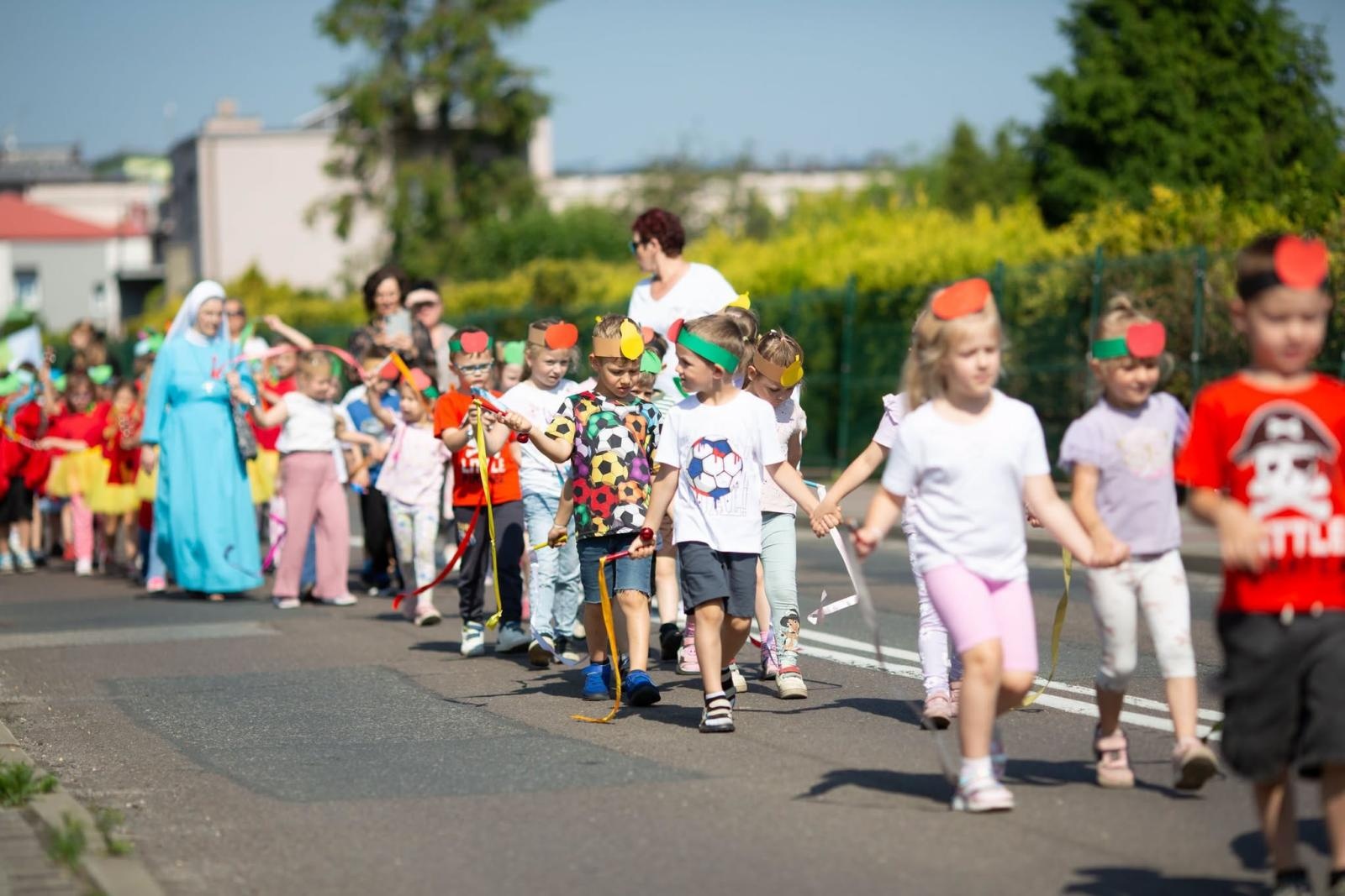 Zdjęcie w galerii na portalu naszwodzislaw.com: Płonący olej, psy policyjne i sprzęt ratowniczy. Piknik Bezpieczeństwa zachwycił Radlin [FOTO] wiadomości z regionu