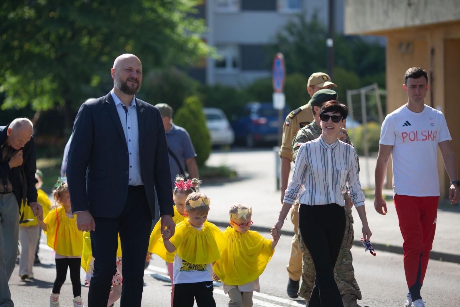 Zdjęcie w galerii na portalu naszwodzislaw.com: Płonący olej, psy policyjne i sprzęt ratowniczy. Piknik Bezpieczeństwa zachwycił Radlin [FOTO] wiadomości z regionu