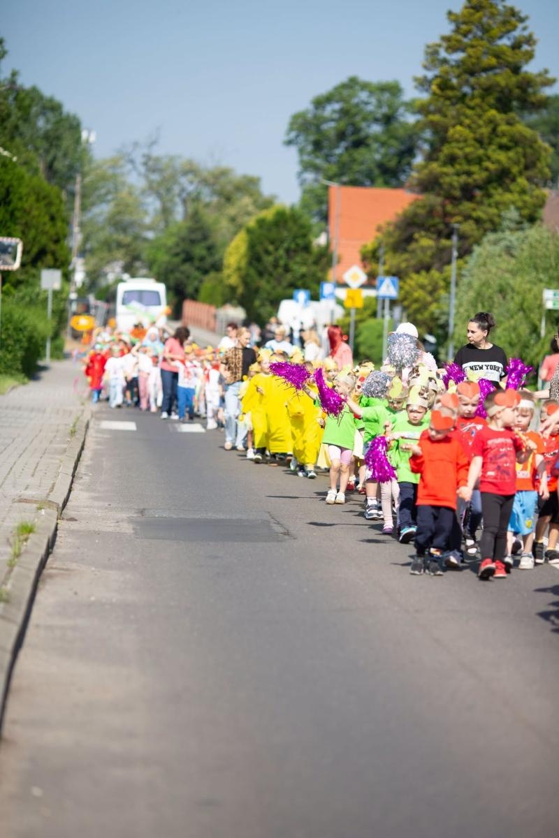 Zdjęcie w galerii na portalu naszwodzislaw.com: Płonący olej, psy policyjne i sprzęt ratowniczy. Piknik Bezpieczeństwa zachwycił Radlin [FOTO] wiadomości z regionu