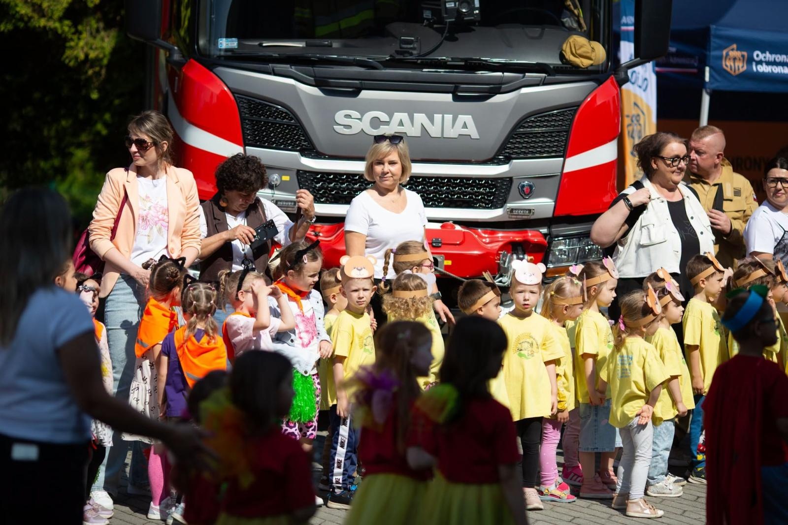 Zdjęcie w galerii na portalu naszwodzislaw.com: Płonący olej, psy policyjne i sprzęt ratowniczy. Piknik Bezpieczeństwa zachwycił Radlin [FOTO] wiadomości z regionu