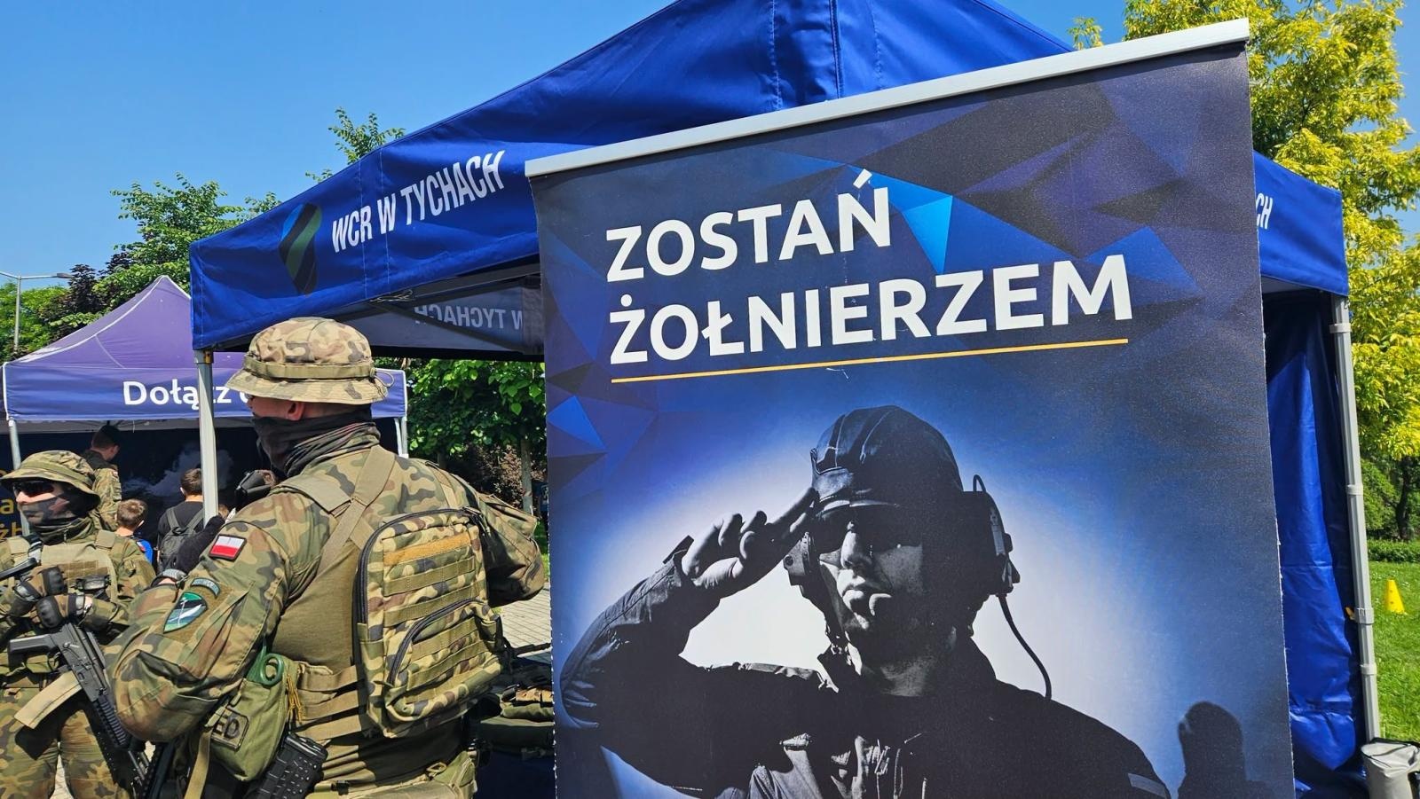Zdjęcie w galerii na portalu naszwodzislaw.com: Płonący olej, psy policyjne i sprzęt ratowniczy. Piknik Bezpieczeństwa zachwycił Radlin [FOTO] wiadomości z regionu