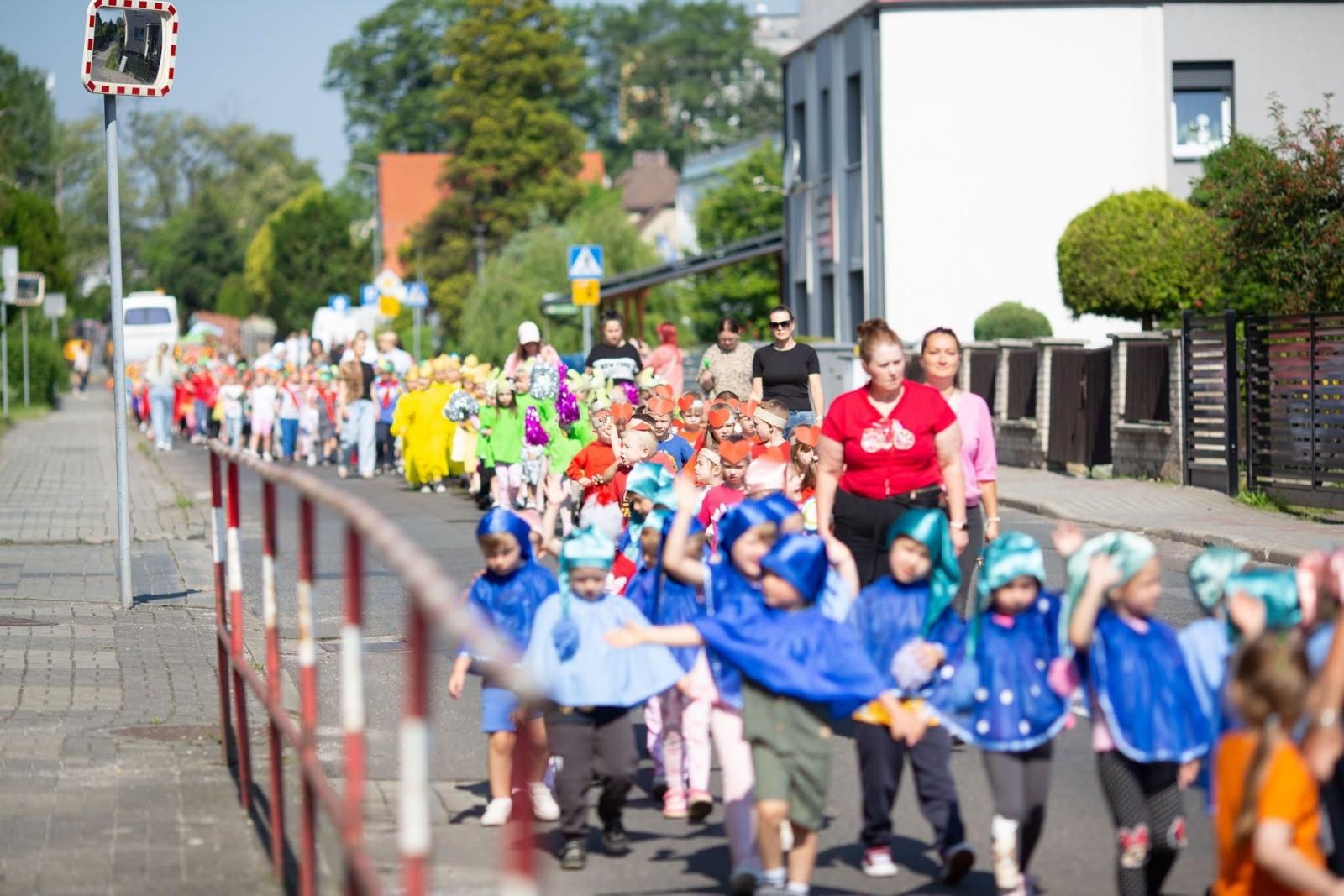 Zdjęcie w galerii na portalu naszwodzislaw.com: Płonący olej, psy policyjne i sprzęt ratowniczy. Piknik Bezpieczeństwa zachwycił Radlin [FOTO] wiadomości z regionu