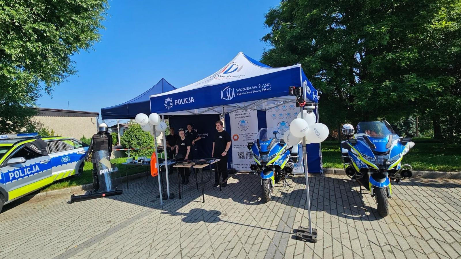 Zdjęcie w galerii na portalu naszwodzislaw.com: Płonący olej, psy policyjne i sprzęt ratowniczy. Piknik Bezpieczeństwa zachwycił Radlin [FOTO] wiadomości z regionu